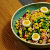 Salata de ton cu porumb, rucola, rosii si oua de prepelita. Reteta rapida si sanatoasa