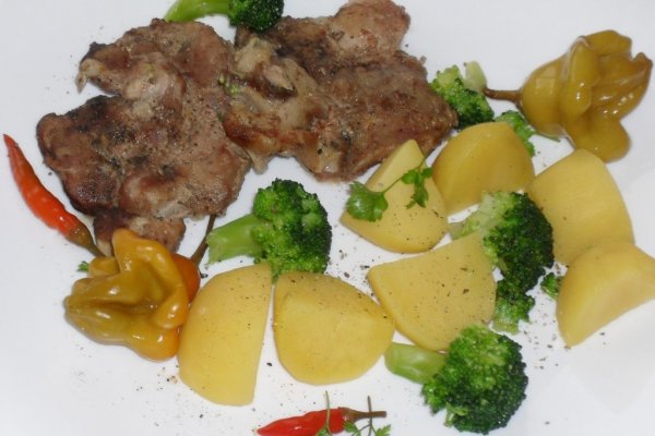 Ceafa de porc la tava cu broccoli si cartofi