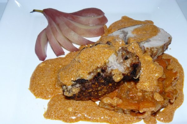 Muschi de porc in crusta de alune, umplut cu prune uscate