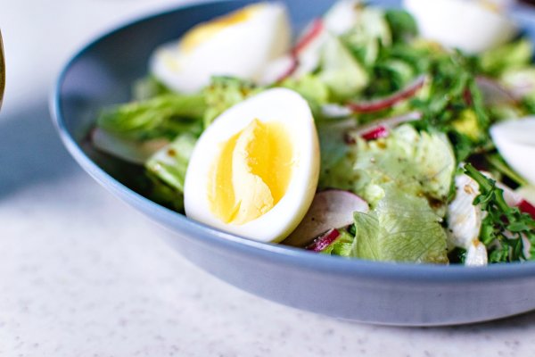 Salata de primavara cu oua, salata verde si ridichi