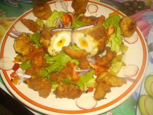 Chiftelute gigant de dovlecei umplute cu ou si gujoane de pui