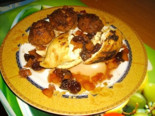 Rulada de Piept de pui cu dressing de visine si chiftelute de dovlecei