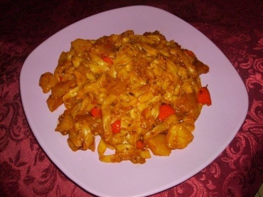 Tagliatelle cu ananas si ardei rosu