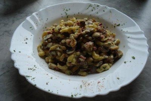 SPATZLE CU CIUPERCI SI SUNCA