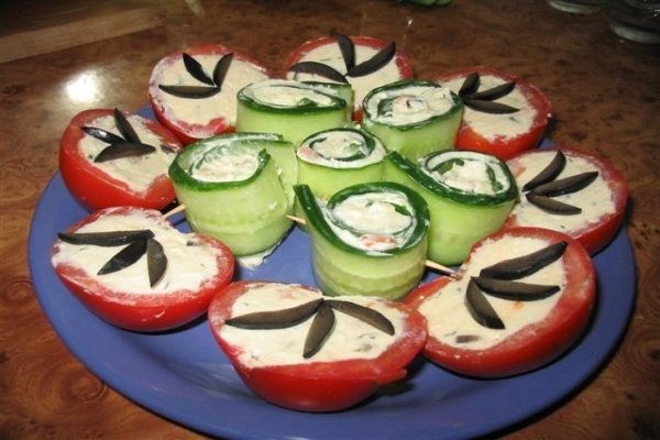 Rosii/castravetzi umpluti cu crema de branza