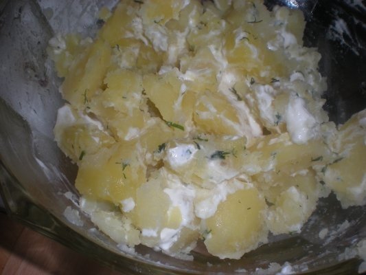 Cartofi noi cu unt si marar