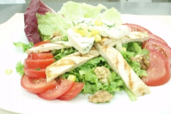 SALATA CU PUI SI BRANZA