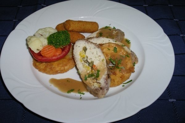 RULADA DE CURCAN UMPLUTA CU LEGUME