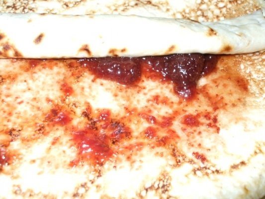 Clatite cu dulceata de capsuni sau prune