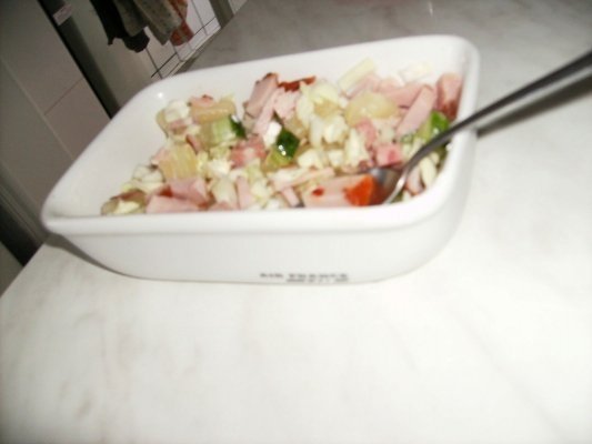 salata exotica cu ananas si carne