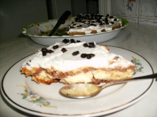 tort cu crema de vanilie si frisca
