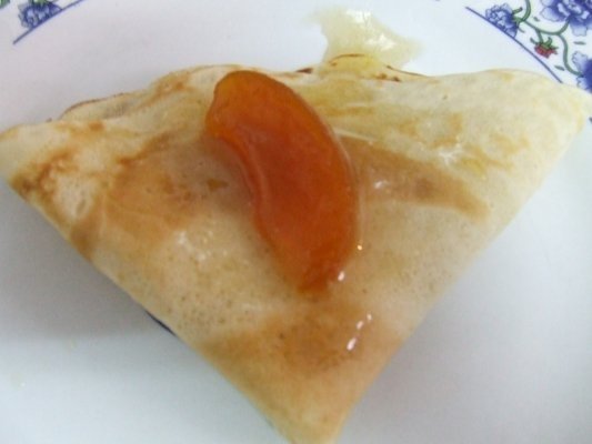 Clatite cu dulceata de piersici