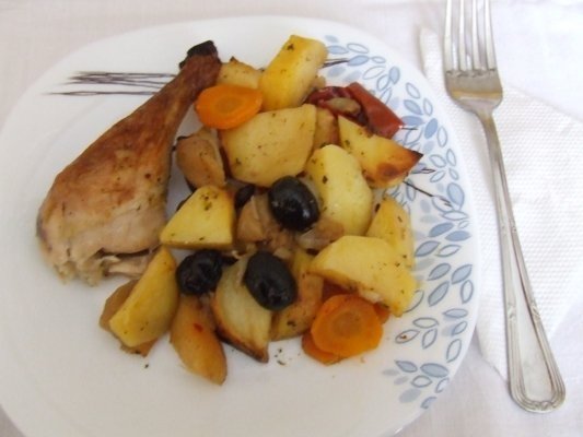 Pui la punga cu legume si fructe