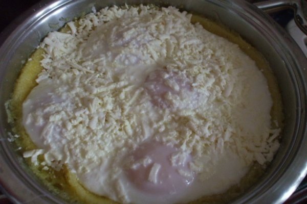 Ochiuri cu mamaliguta si brinza telemea