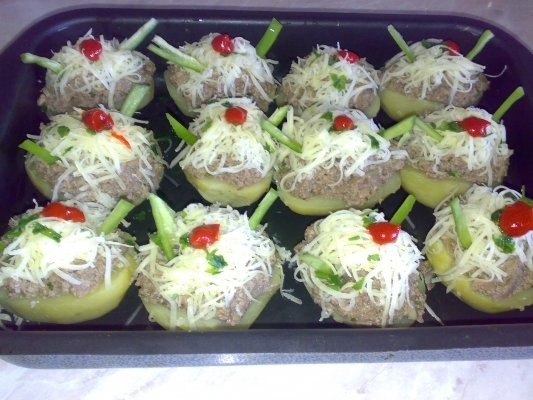 CARTOFI UMPLUTI LA CUPTOR