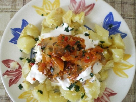 Ciuperci cu garnitura de cartofi copti
