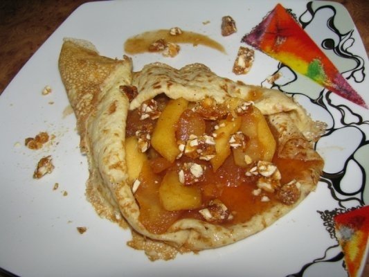 Clatite cu mere caramelizate si migdale crocante