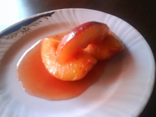 Fructe in sos de caramel cu inghetata