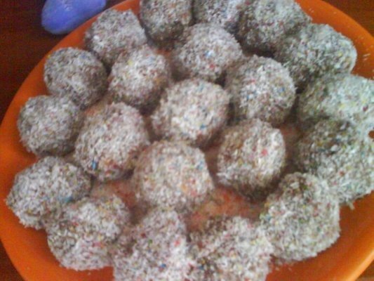 Bomboane din biscuiti cu visine