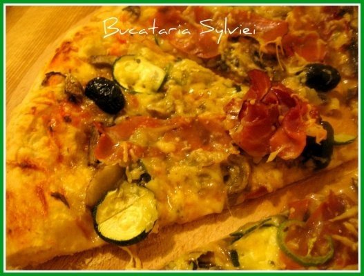 Pizza cu tzuchinni si jamon crud afumat