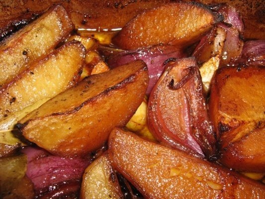 Cartofi si ceapa rosie la cuptor cu otet balsamic