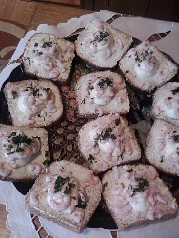 Tartine cu unt si creveti decorticati (pentru 4 persoane)