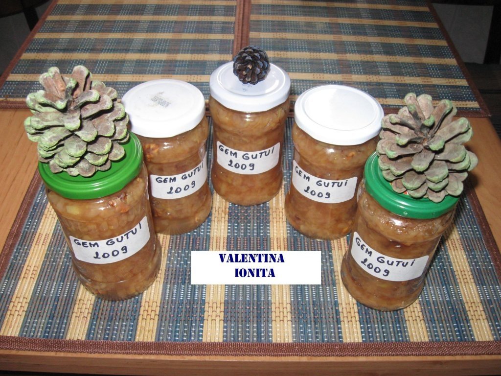 Gem de gutui cu nuca