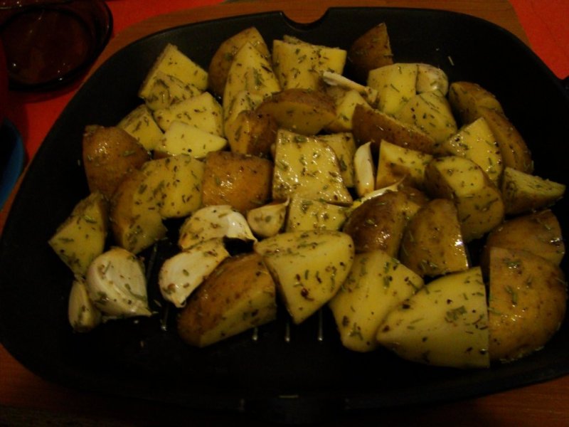 Cartofi in coaja la cuptor cu usturoi si rozmarin