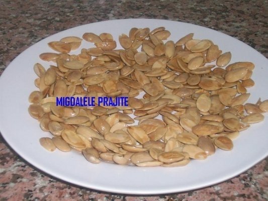 Pregatirea migdalelor pentru mancaruri arabe