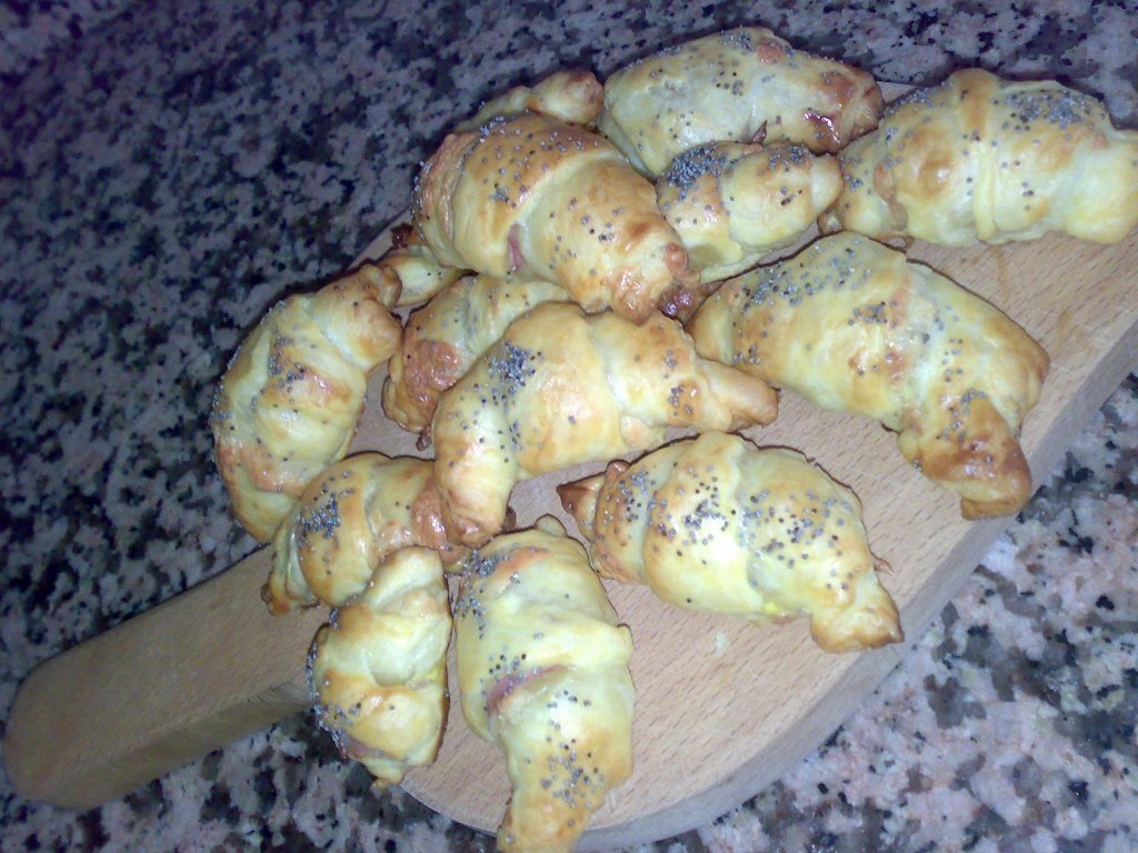 Croissant cu prosciutto si wurstel
