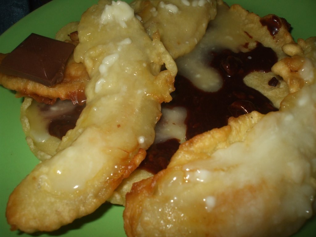 Banane in aluat, cu ciocolata alba-neagra