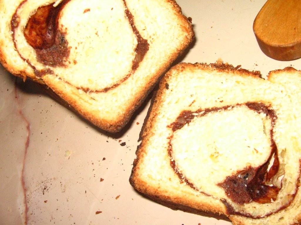 Cozonac cu crema de mac si fructe