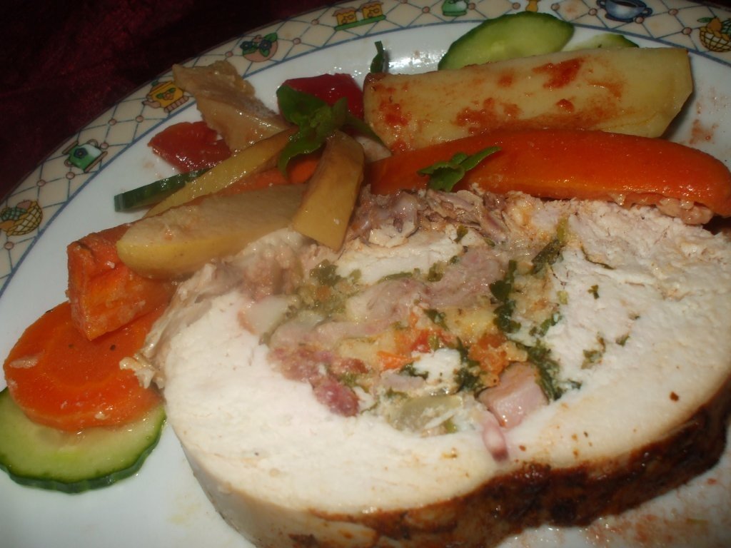 Pui umplut cu garnitura de legume
