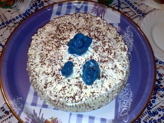 TORT CU TRANDAFIRI ALBASTRI