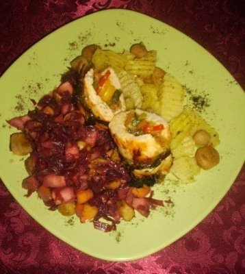 Rulouri din piept de pui, cu cartofi natur si salata de varza rosie caramelizata,