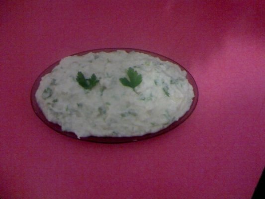 Salata de conopida cu usturoi si patrunjel