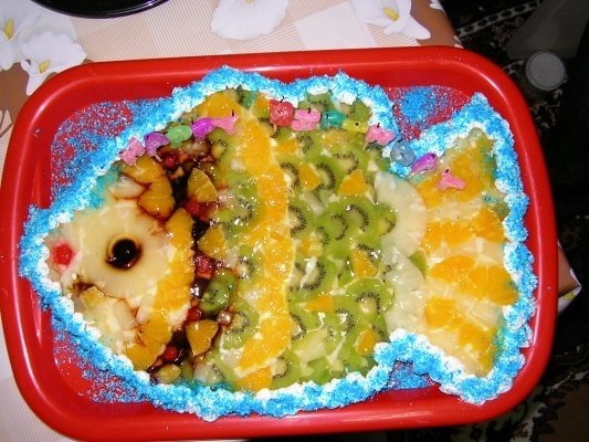 Tort de fructe in forma de peste