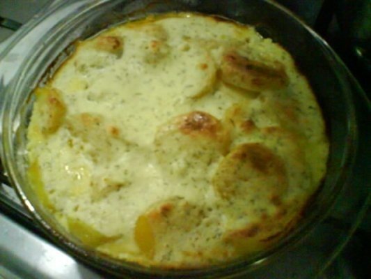 CARTOFI CU CAS LA CUPTOR