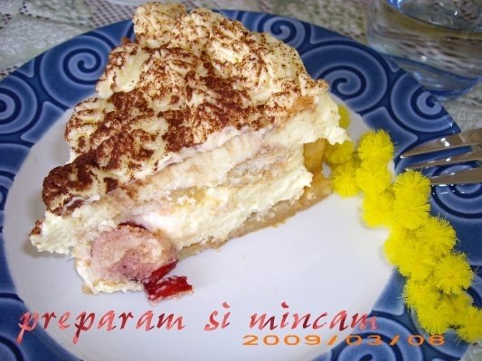Tort tiramisu cu capsune