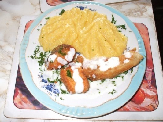 Peste (fitofag) prajit cu mamaliguta si sos iutar