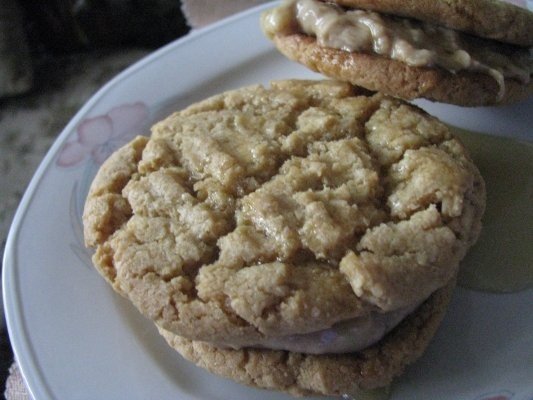 Biscuiti cu banane si unt de arahide