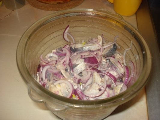 HERING MARINAT CU CEAPA ROSIE