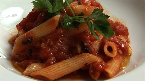 Penne cu sos de rosii si capere