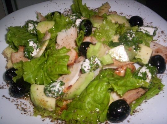 Salata cu fileu de pui si avocado