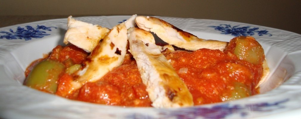 Piept de pui cu sos de rosii si masline