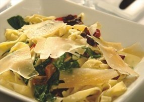 Salata cu paste  bacon, spanac si parmezan