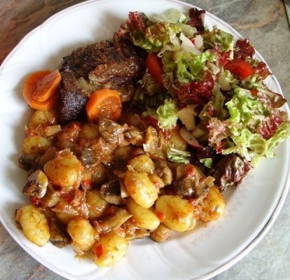 Vitel sote cu garnitura de gnochi si ciuperci