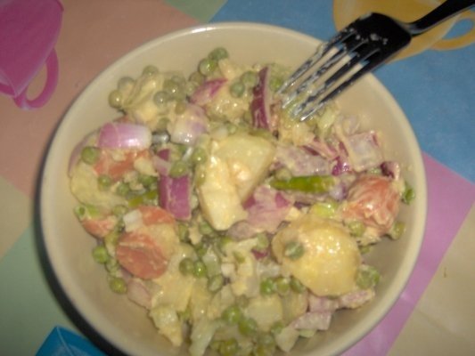 SALATA DE CARTOFI CU CRENVUSTI