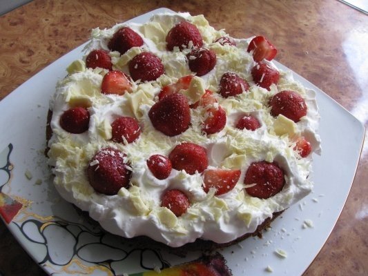 Tort de ciocolata alba cu un nor de frisca si capsuni