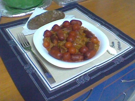 Varza calita cu carnati de bere si cu rosii Cherry